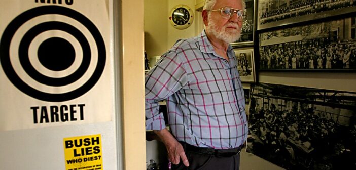 Blum, autor de “Rogue State”, parado na cozinha de sua casa em Washington em 2006. (Lois Raimondo/The Washington Post)