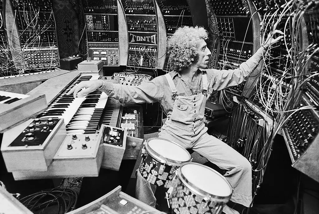 Malcolm Cecil com TONTO, o sintetizador que ele construiu com Robert Margouleff, em 1977. (O nome é um acrônimo para The Original New Timbral Orchestra) (Crédito: William K. Matthias)