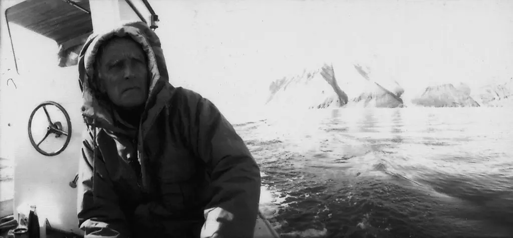 Edmund S. Carpenter na Groenlândia na década de 1990. (Crédito da fotografia: Cortesia © Adelaide de Menil/ REPRODUÇÃO/ DIREITOS RESERVADOS)