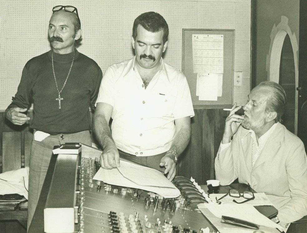 Chiquinho de Moraes (1937 – 2023) – ao centro – em 1973 entre Billy Blanco (1924 – 2011), à esquerda, e Aloysio de Oliveira (1914 – 1995) — Foto: Reprodução / Internet