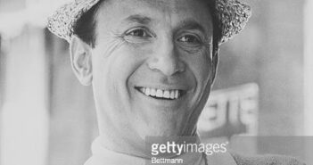 O conhecido disc jockey Murray "The K" Kaufman usando um chapéu de palha. (Crédito: Getty Images/ /DIREITOS RESERVADOS)