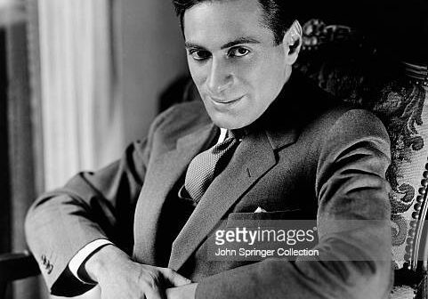 Foto da cintura para cima do famoso produtor de teatro dos anos 30 e 40, Jed Harris, sentado em uma cadeira. Harris ficou famoso por dizer: "O jardim era um lugar para transeuntes - um bordel glorificado". Fotografia ca. anos 1930/40. (Foto de John Springer Collection/CORBIS/Corbis via Getty Images)