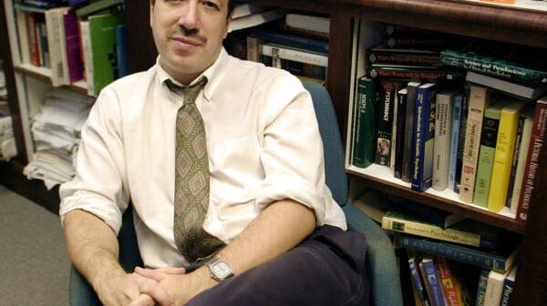 Scott Lilienfeld em seu escritório na Emory University em Atlanta em 2004. Ele procurou aprofundar a compreensão do chamado comportamento psicopático e expor as muitas faces da pseudociência na psicologia. (Crédito: Tami Chappell para o New York Times)