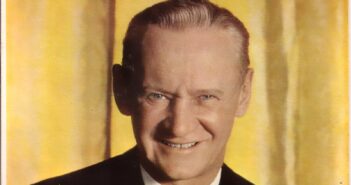 Sammy Kaye, líder da banda 'Swing and Sway'. (Crédito da fotografia: Cortesia © FROM THE VAULTS/ REPRODUÇÃO/ DIREITOS RESERVADOS)