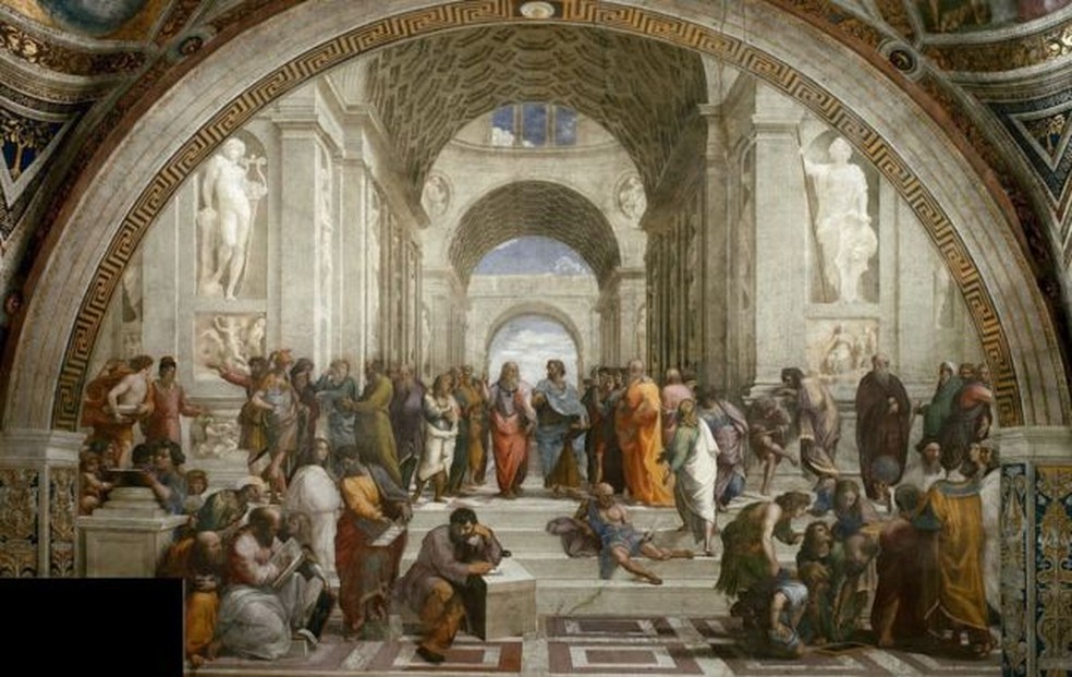 Em "A Escola de Atenas" de Rafael (1510-1511), Diógenes está sentado na escada, sozinho, no centro, vestindo uma toga azul — Foto: GETTY IMAGES via BBC