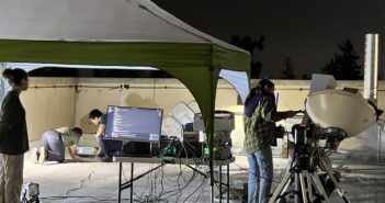 Cientistas detectando energia do MAPLE no telhado do Laboratório Moore. Crédito: Ali Hajimiri.Fonte: Caltech/Ali Hajimiri