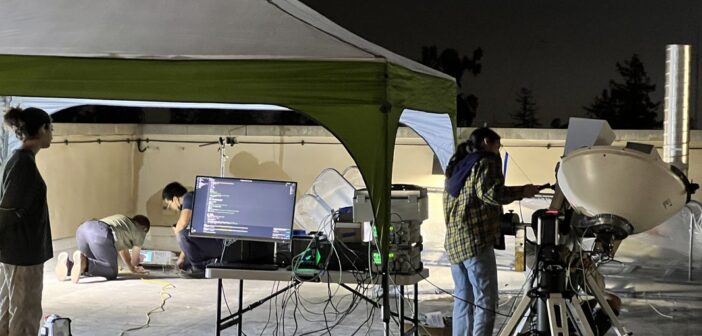 Cientistas detectando energia do MAPLE no telhado do Laboratório Moore. Crédito: Ali Hajimiri.Fonte: Caltech/Ali Hajimiri