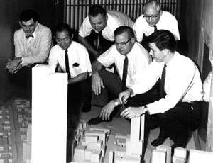 Foto: Colorado State University e Alan G Davenport Wind Engineering Group Davenport (esquerda) em 1964 em testes históricos de túnel de vento na Colorado State University para o projeto World Trade Center, com (da esquerda) Yamasaki, Levy, Skilling, Cermak e Robertson.