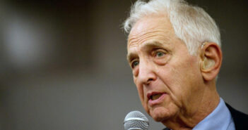 (Arquivo) Daniel Ellsberg, responsável pelo vazamento dos "Pentagon Papers", em entrevista coletiva em Londres, em 23 de outubro de 2010 © LEON NEAL