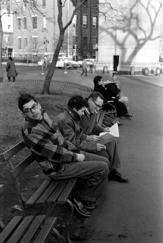 The Beats Allen Ginsberg, em primeiro plano, e Gregory Corso, no centro, com o Sr. Rosset no Washington Square Park em 1957.Crédito...Fotos de Burt Glinn/Magnum