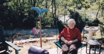 A ambientalista Lee Botts, retratado no quintal de sua casa na seção Miller de Gary. (Fornecido por Paul Botts / Post-Tribune)