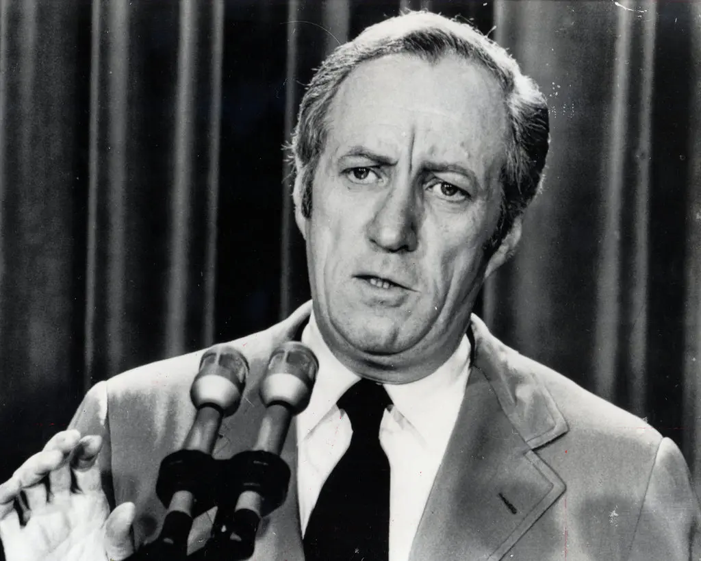Leonard Garment compareceu perante uma equipe de imprensa incrédula da Casa Branca em 22 de maio de 1973, para apresentar a primeira defesa detalhada do presidente Richard M. Nixon no caso Watergate. (Crédito: Associated Press)