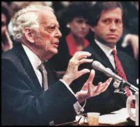 Clark Clifford, à esquerda, e seu sócio jurídico, Robert A. Altman, testemunharam perante o Comitê Bancário da Câmara sobre o escândalo do BCCI em setembro de 1991. (Arquivo/Reuters)