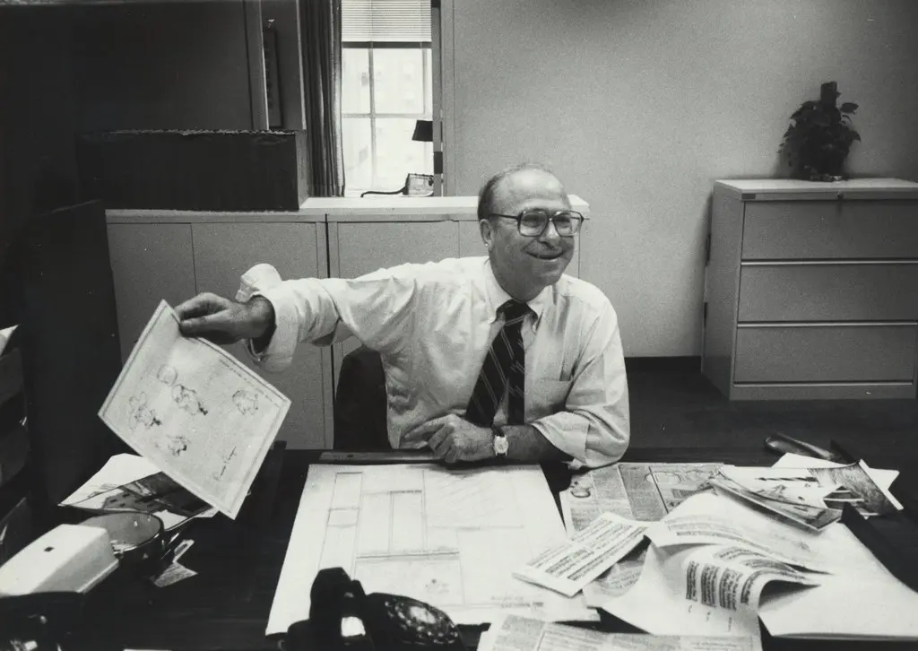 Louis Silverstein, ex-diretor de arte e editor-chefe assistente do The New York Times, projetando uma página em 1981. (Crédito: O jornal New York Times)