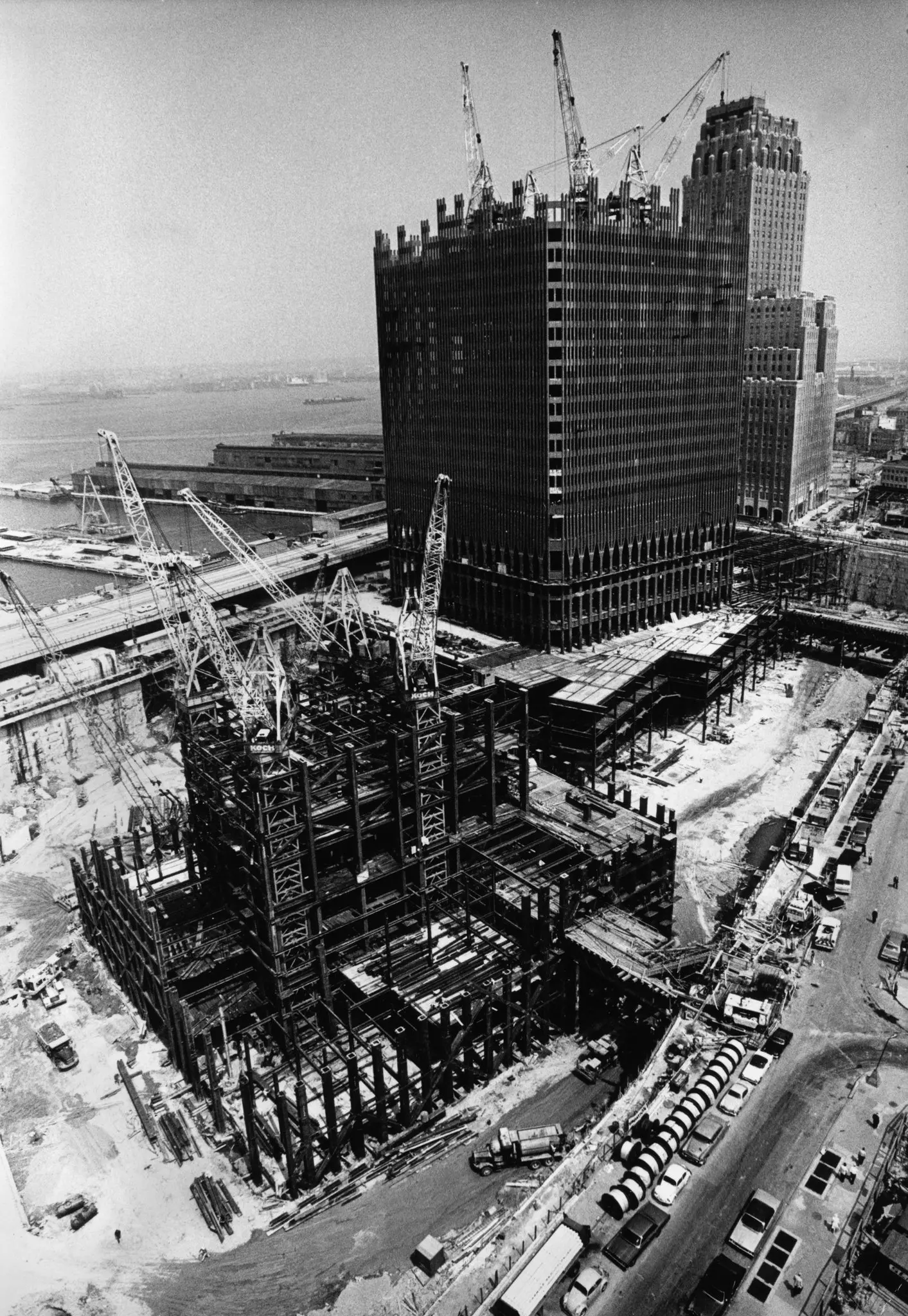 Construção do World Trade Center no verão de 1969. O prédio foi a primeira experiência de Robertson com um arranha-céu.Crédito...Meyer Liebowitz/The New York Times
