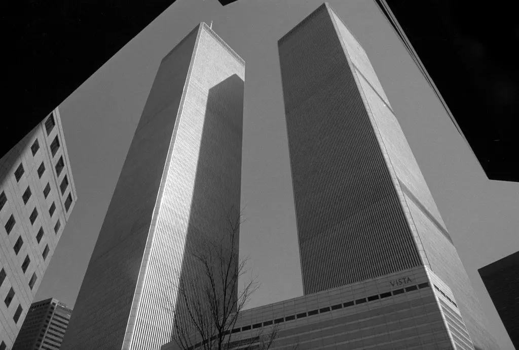 O Trade Center em 1993. Foi projetado pelo arquiteto Minoru Yamasaki, que havia trabalhado com Robertson em Seattle e o ajudou a obter o contrato de engenharia. (Crédito da fotografia: Cortesia © Copyright Chester Higgins Jr./The New York Times/ DIREITOS RESERVADOS)