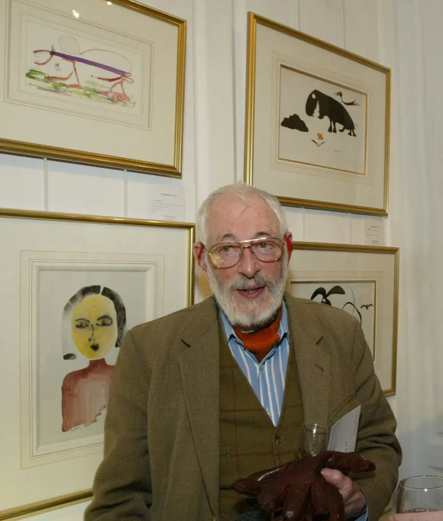 James Patrick Donleavy com algumas de suas obras de arte durante uma exposição em uma galeria em Dublin em 2006. (Crédito: Derek Speirs para o New York Times)