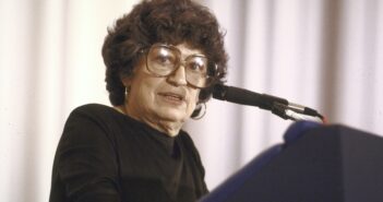 O intelectual neoconservador Midge Decter em 1987, falando em um jantar de gala para o American Spectator. (Cynthia Johnson/Getty Images)