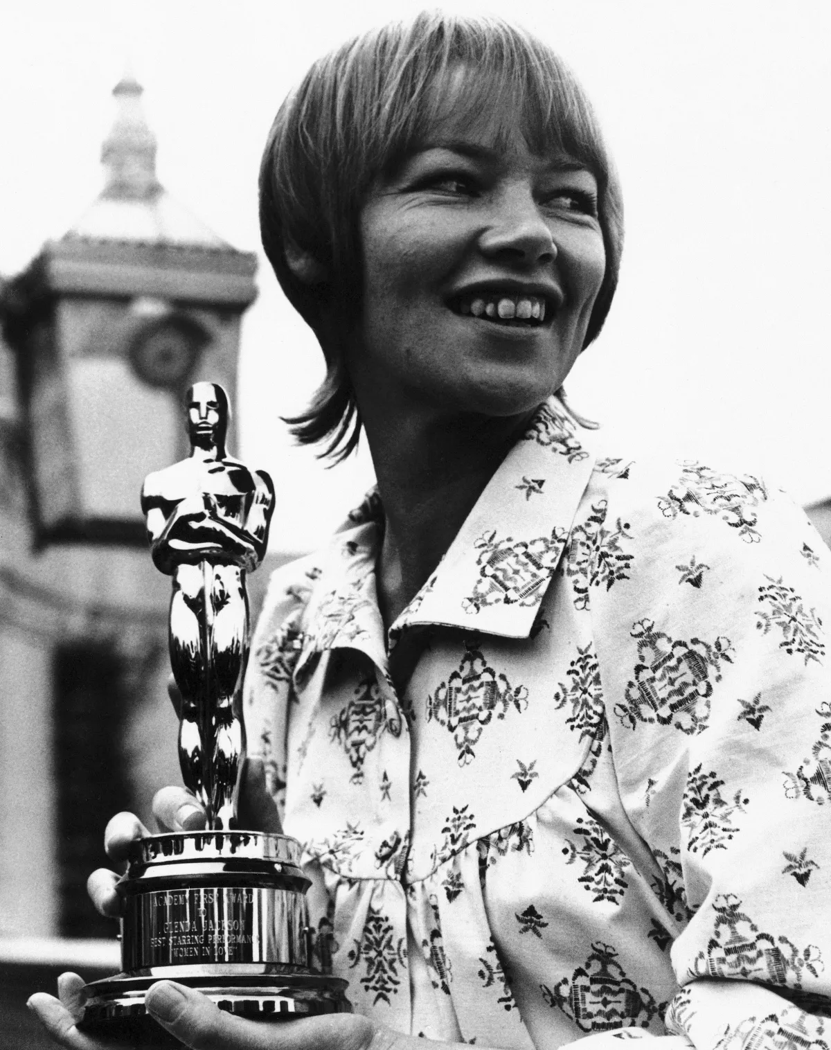 A atriz britânica Glenda Jackson detém o Oscar que ganhou em 1971 por sua atuação no filme “Mulheres Apaixonadas”. (Robert Dear / Associated Press)