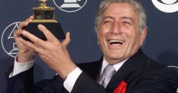 Tony Bennett recebe o Grammy de Melhor Performance Vocal Pop Tradicional por 'Tony Bennett on Holiday', em 25 de fevereiro de 1998, em Nova York — Foto: Matt Campbell/AFP/Arquivo