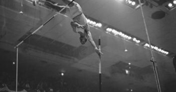 John Uelses estabeleceu seu recorde de salto com vara no Madison Square Garden em 1962. Em uma noite fria de inverno, ele aqueceu a vara em um radiador a vapor no porão da arena.Crédito...Associated Press