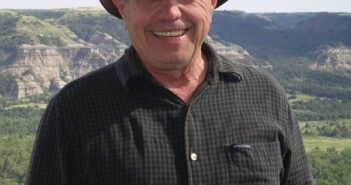 O autor Larry Woiwode em 2011 no Parque Nacional Theodore Roosevelt em Dakota do Norte. Ele e sua família se mudaram para Dakota do Norte em 1978, três anos depois que seu romance “Beyond the Bedroom Wall” foi publicado com grande aclamação.Crédito...Laurel Woiwode Pfau