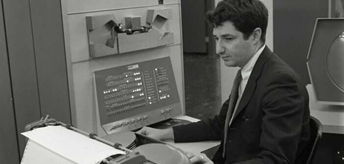 Edward Fredkin trabalhando em um dos primeiros computadores, o PDP-1, em 1960. Apesar de nunca ter se formado na faculdade, ele se tornou professor no MIT e um pioneiro em inteligência artificial.Crédito...pela Carnegie Mellon University
