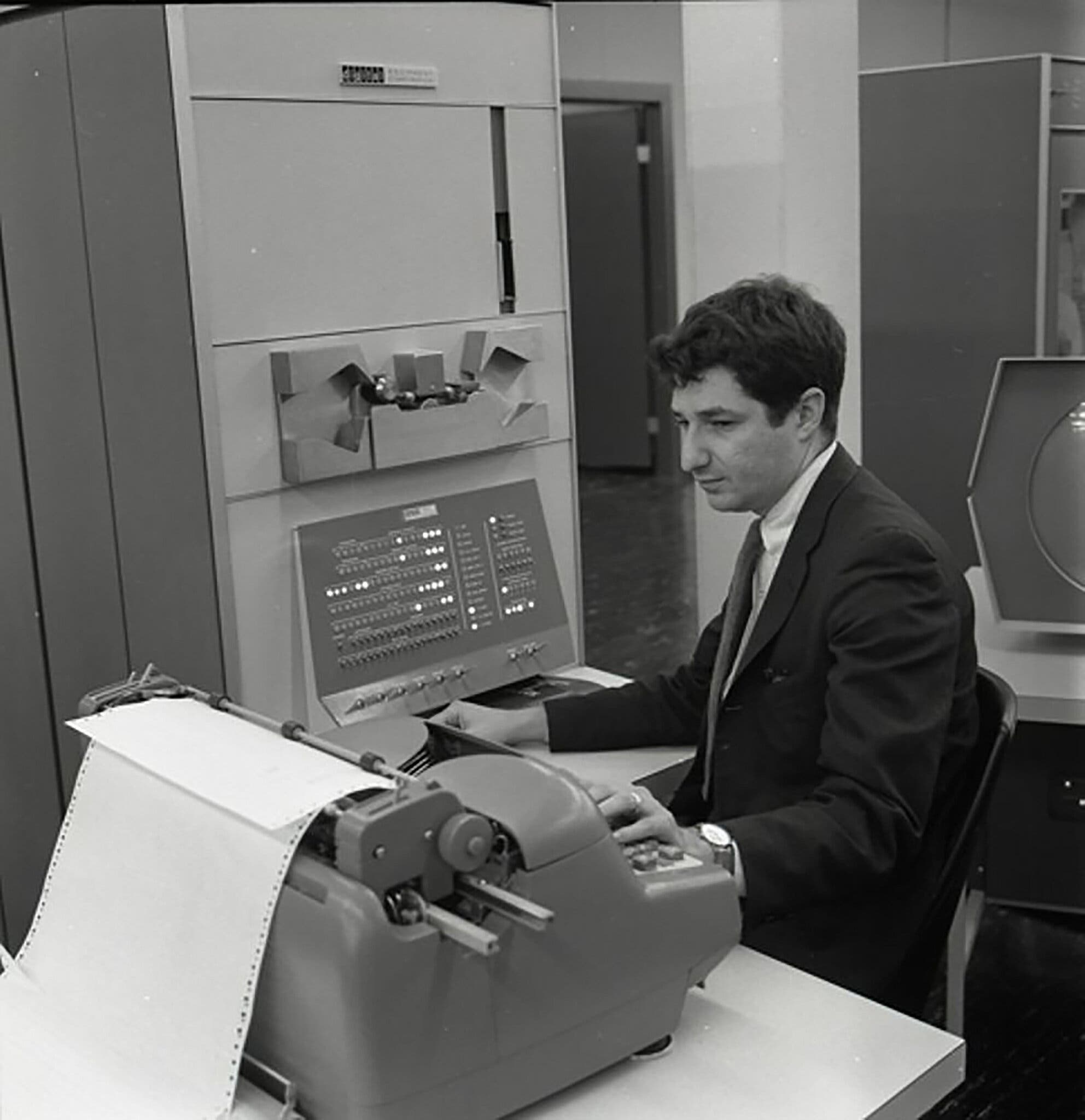 Edward Fredkin trabalhando em um dos primeiros computadores, o PDP-1, em 1960. Apesar de nunca ter se formado na faculdade, ele se tornou professor no MIT e um pioneiro em inteligência artificial.Crédito...pela Carnegie Mellon University