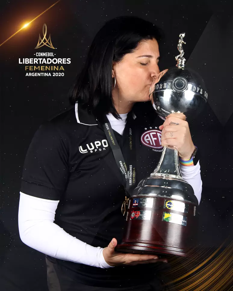 Lindsay Camila com o troféu da Libertadores da América Foto: Reprodução/instagram
