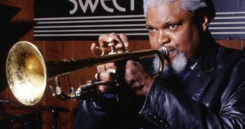 O trompetista Ted Curson em 1997. Ele estava programado para liderar uma jam session esta semana em um clube de Montclair, NJ.Crédito...Alan Nahigian