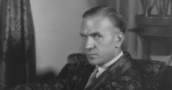 Retrato do diretor Henry King, para promover seu filme 'Hell Harbor', 1930. (Foto de Archive Photos/Getty Images)