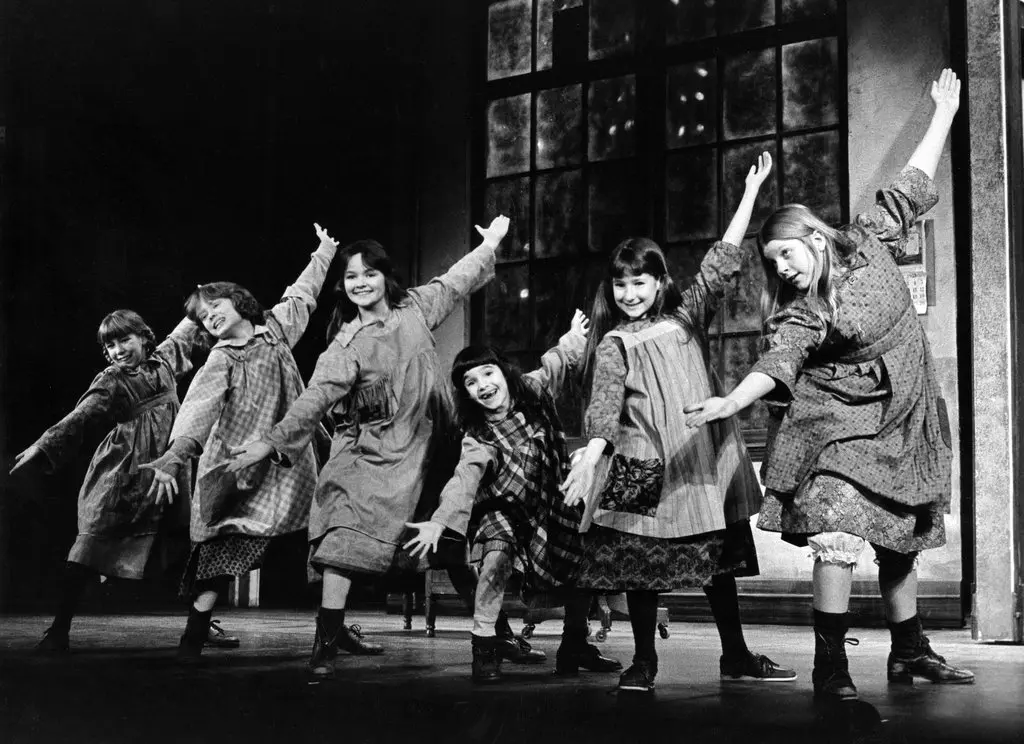 A partir da esquerda, Diana Barrows, Robyn Finn, Donna Graham, Danielle Brisebois, Shelley Bruce e Janine Ruane como órfãs na produção original da Broadway de “Annie”. (Crédito: Photofest)