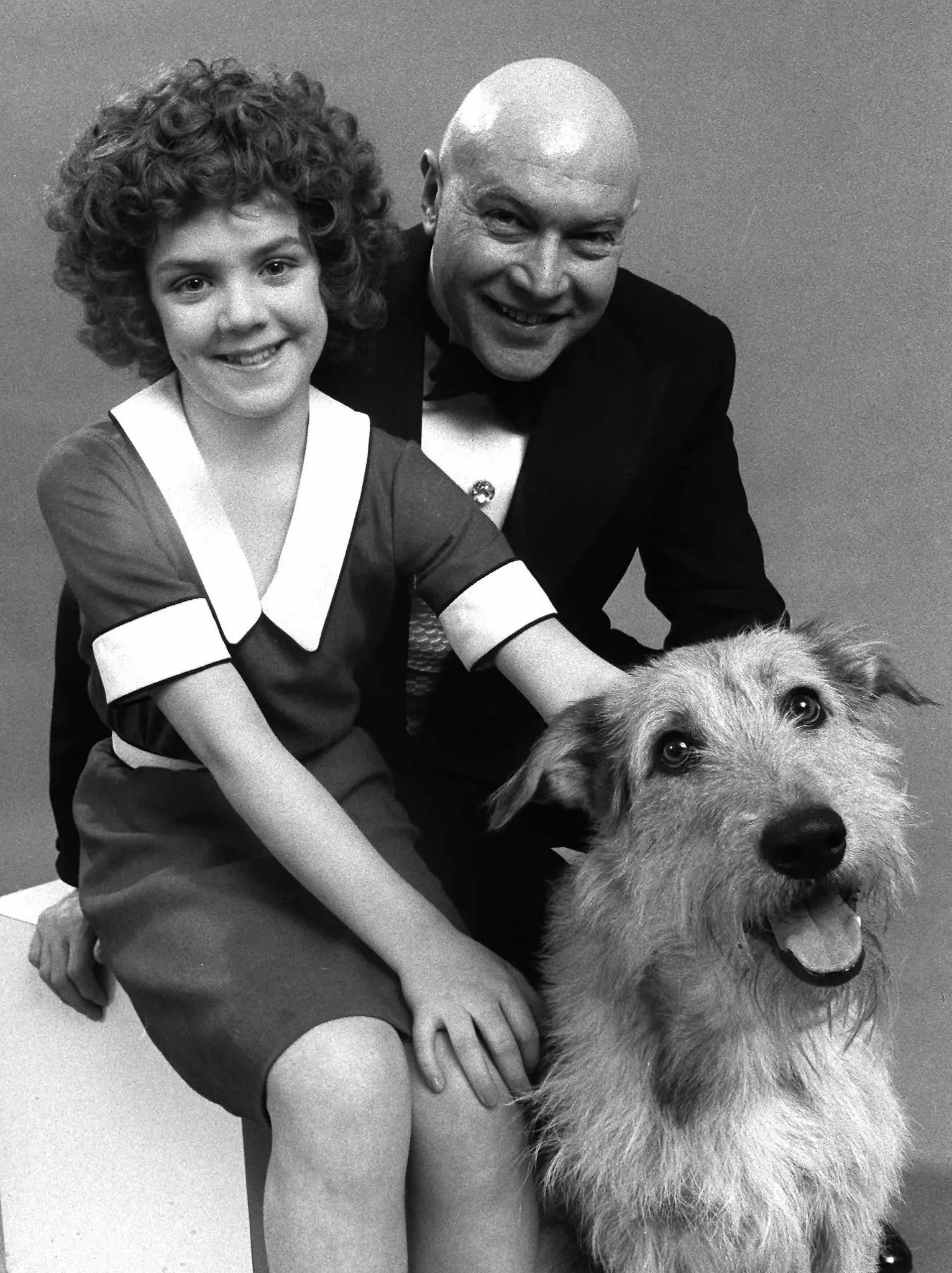 Andrea McArdle, que interpretou o papel-título na produção original de “Annie”, com Reid Shelton, que interpretou Daddy Warbucks. (Crédito: Associated Press)