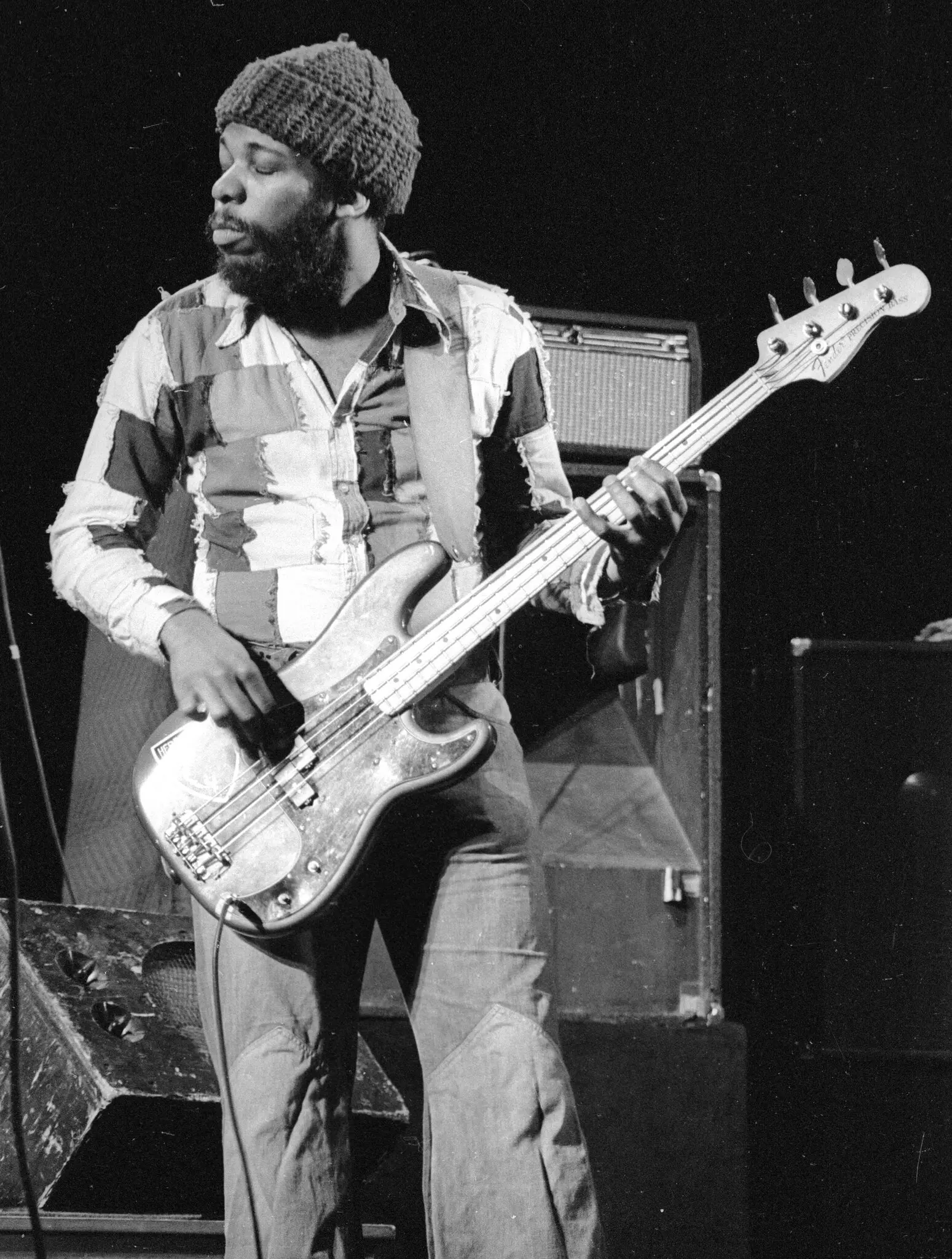 Paul Jackson se apresentando em San Francisco em 1976. Seu baixo incansável teve muito a ver com o sucesso da banda de Herbie Hancock, os Headhunters. (Crédito da fotografia: Arquivos Tom Copi/Michael Ochs, via Getty Images)