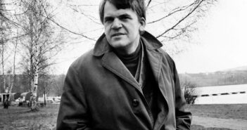 O escritor francês nascido na República Tcheca, Milan Kundera, em Praga, em 14 de outubro de 1973. (AFP/Getty Images)