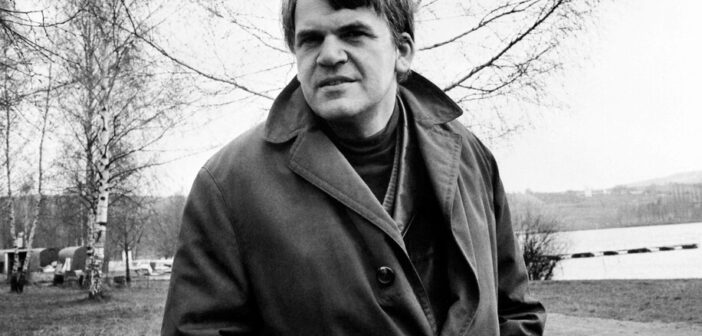 O escritor francês nascido na República Tcheca, Milan Kundera, em Praga, em 14 de outubro de 1973. (AFP/Getty Images)