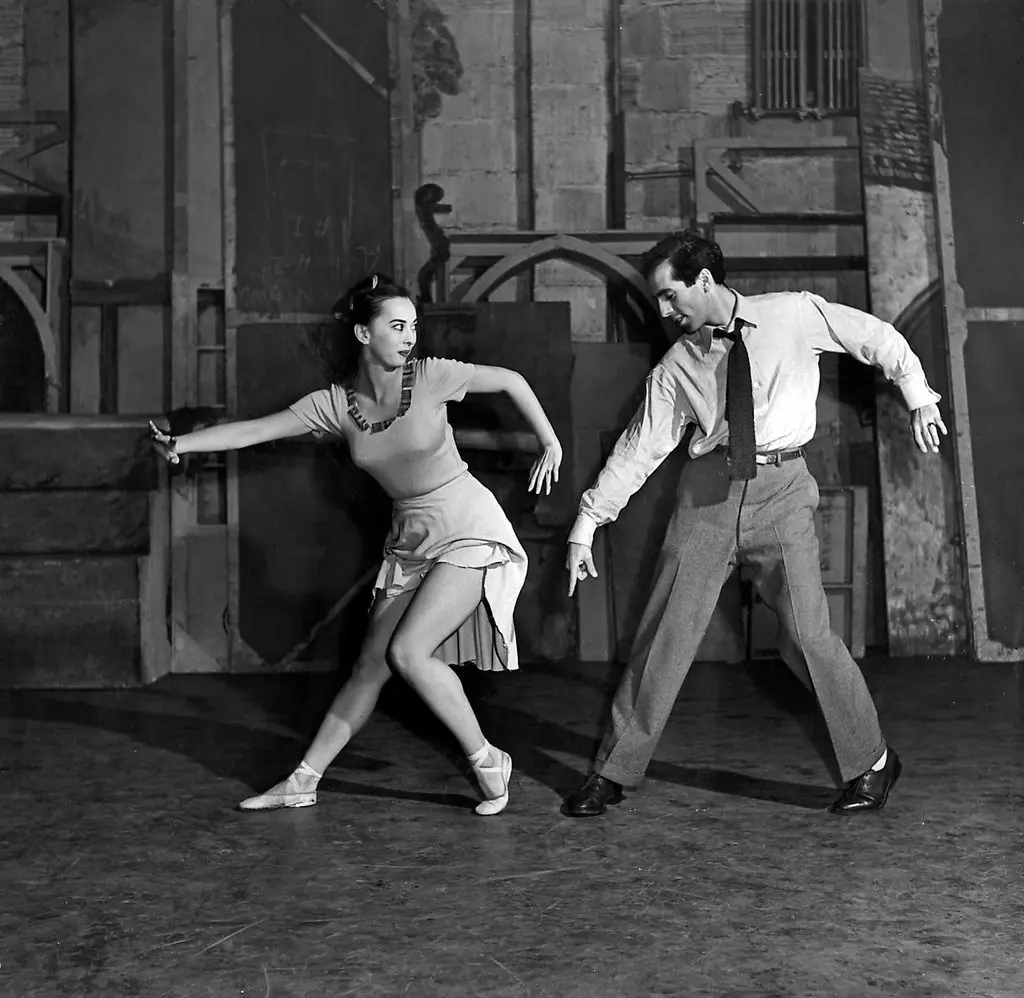 Sono Osato ensaiando um número do musical da Broadway "On the Town" com o coreógrafo do show, Jerome Robbins, em 1944. Foi um dos dois musicais de sucesso em que Osato apareceu na década de 1940. (Crédito da fotografia: Cortesia © Copyright Eileen Darby/Graphic House/ REPRODUÇÃO/ DIREITOS RESERVADOS)