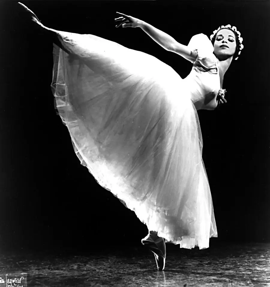Raven Wilkinson em uma foto sem data. Ela foi uma das primeiras dançarinas afro-americanas a se apresentar com uma grande companhia de balé, o Ballet Russe de Monte Carlo, e mais tarde ingressou no Balé Nacional Holandês. (Crédito da fotografia: Cortesia © Copyright Maurice Seymour/ REPRODUÇÃO/ DIREITOS RESERVADOS)