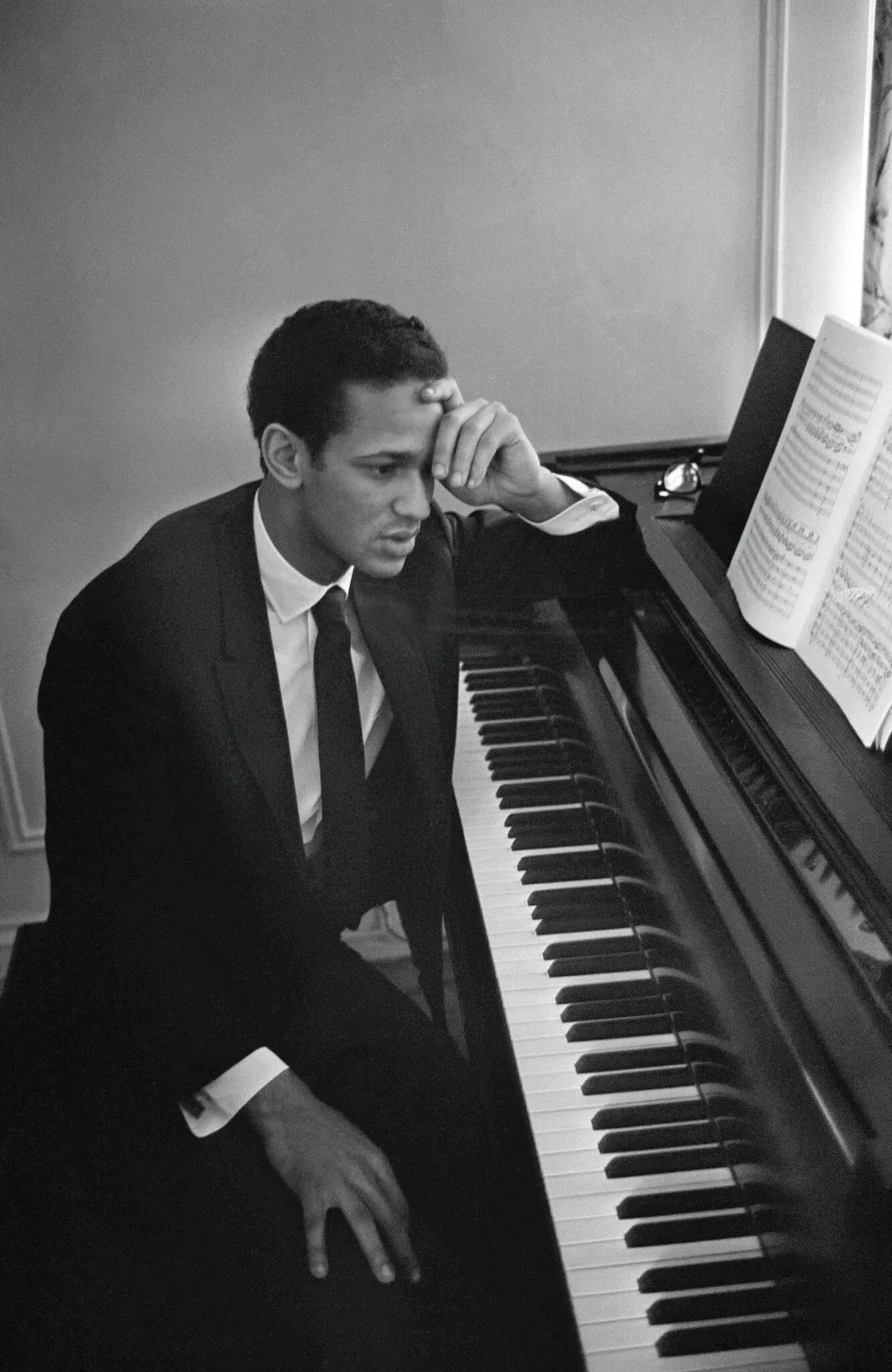 O pianista André Watts em sua casa em Manhattan em 1968. “Há algo de belo em ter um público inteiro pendurado em uma única nota”, disse ele certa vez. (Crédito da fotografia: Cortesia © Copyright Neal Boenzi/The New York Times/ REPRODUÇÃO/ DIREITOS RESERVADOS)