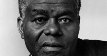 John Henrik Clarke, advogado de estudos negros. (Crédito da fotografia: Cortesia © Copyright de Bklyncombine/ REPRODUÇÃO/ DIREITOS RESERVADOS)