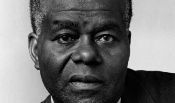 John Henrik Clarke, advogado de estudos negros. (Crédito da fotografia: Cortesia © Copyright de Bklyncombine/ REPRODUÇÃO/ DIREITOS RESERVADOS)