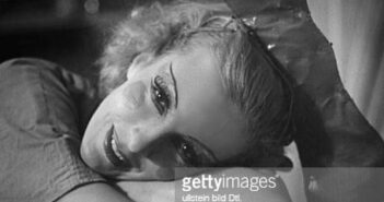 Direitos limitados para clientes editoriais específicos na Alemanha.) Riabouchinska, Tatiana - Dançarina Clássica, Balé, Rússia*23.05.1917-24.08.2000+- como uma criança sonhadora - Fotógrafo: Max Ehlert- Publicado por: 'Die Dame' 26/1938Propriedade vintage de ullstein bild (Foto de Max Ehlert/ullstein bild via Getty Images)