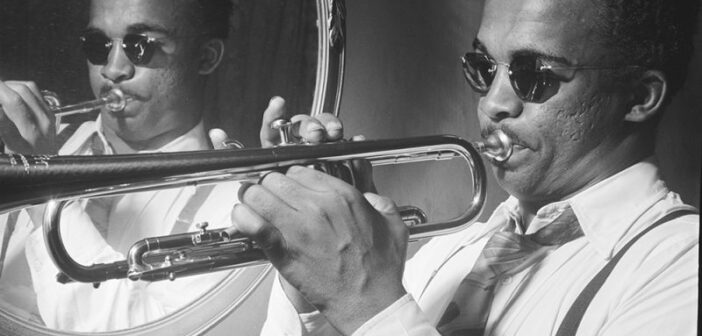 Howard McGhee em 1947. (Crédito da fotografia: Cortesia © Copyright William Gottlieb/ REPRODUÇÃO/ DIREITOS RESERVADOS)