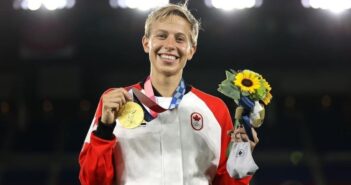Quinn com a medalha de ouro nas Olimpíadas (Imagem: Reprodução)