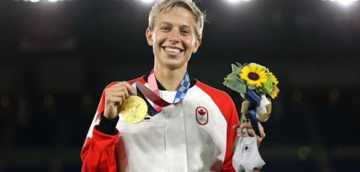 Quinn com a medalha de ouro nas Olimpíadas (Imagem: Reprodução)