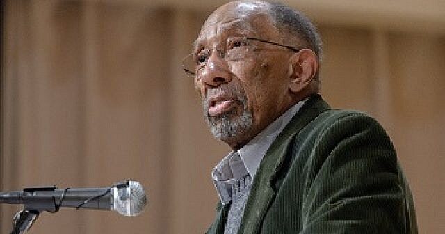 Julius Lester após receber seu Prêmio Samuel Minot Jones por Realização Literária Local, 16 de abril de 2015. (CC BY 2.0 Flikr/Jones Library)