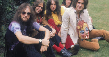 © Divulgação/Sanctuary Records | John Gosling é o primeiro a partir da esquerda. John Gosling, ex-tecladista da banda britânica The Kinks