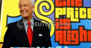 Bob Barker, apresentador do game show de televisão "The Price is Right", sorri perto de seu bolo de aniversário no CBS Studios em Los Angeles Bob Barker, apresentador do game show de televisão "The Price is Right", sorri perto de seu bolo de aniversário no CBS Studios em Los Angeles © Thomson Reuters