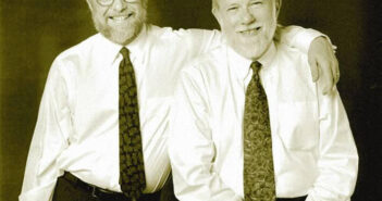 John Warnock, que faleceu neste sábado, com seu sócio, Charles Geschke. Juntos, os dois cientistas da computação criaram a Adobe. Foto: Divulgação/Adobe © Fornecido por Estadão