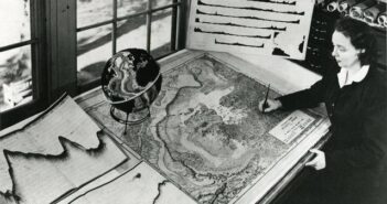 Marie Tharp - A primeira geóloga a mapear o fundo do oceano. (Crédito da fotografia: Cortesia © Copyright de COLEÇÃO GRANGER/Science News/ REPRODUÇÃO/ DIREITOS RESERVADOS)